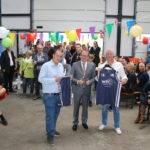 Burgemeester van Benthem overhandigt nieuwe tenue van basketbalvereniging Eem'78 met shirtsponsor WRC Reizen